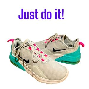 Women’s Nike Air Max Motion 2 Sneakers Size 8